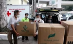 Đại diện EVNSPC và Báo Tiền Phong chuyển khẩu trang, đồ bảo hộ đến Bệnh viện Chợ Rẫy.
