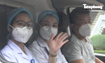 Các chiến sĩ áo trắng tạm xa mẹ già con thơ để vào tâm dịch điều trị COVID-19