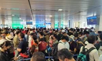 Hàng nghìn người xếp hàng chờ qua cửa an ninh ở sân bay Tân Sơn Nhất