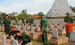 Cán bộ, chiến sỹ Sư đoàn 324 và ĐVTN huyện Đô Lương cùng tham gia quét dọn vệ sinh tại Nghĩa trang Liệt sỹ Việt - Lào.