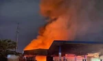 Hà Nội: Khu nhà xưởng cháy đỏ rực cạnh cây xăng