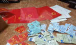 Từ chiếc ví bỏ quên tại ngân hàng lộ ổ nhóm làm giả giấy tờ mở tài khoản ngân hàng