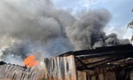 Cháy lớn kho xưởng sản xuất gỗ ép, xốp ở Hà Nội