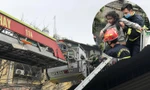 Hà Nội: Nghẹt thở giải cứu bé gái mắc kẹt trên tum căn nhà bị cháy