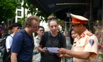 CSGT phát tờ rơi trên ‘phố cà phê đường tàu’ cảnh báo du khách
