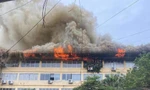 Cháy ngùn ngụt tại kho xưởng trên đường Trường Chinh