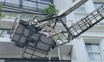 Cháy khách sạn phố cổ, cảnh sát dùng xe thang đưa khách ra ngoài