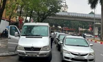 Hà Nội: Ô tô xếp hàng dài quanh các điểm đăng ký xe chờ làm thủ tục 