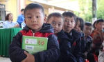 Niềm vui của học sinh rẻo cao khi nhận học bổng Báo Tiền Phong