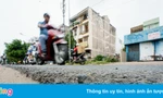 Một phường ở TP.HCM vá tạm đường xuống cấp do chủ đầu tư 'mất hút'