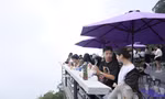 Vườn quốc gia Ba Vì đông nghịt bạn trẻ đến 'săn mây'