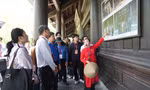 Thanh niên Trung Quốc tham quan Chùa Bái Đính