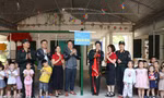Tuổi trẻ Cảnh sát Cơ động trao nhiều học bổng, phần quà cho trẻ em vùng cao
