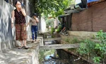 Người dân Tổ 5, KV5, phường Trần Quang Diệu sống cạnh mương thoát nước bị ô nhiễm. Ảnh: Trương Định
