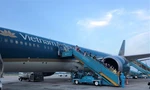 Chuyến bay đoàn tụ của nhân viên y tế sau hành trình 2 tháng đi vào tâm dịch