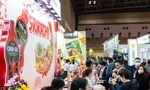 Thực khách xếp hàng đợi thưởng thức đặc sản Việt cùng tương ớt Chin-su Sriracha tại Foodex Nhật Bản 2024