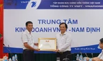Ông Hoàng Minh Cường - Chủ tịch Công đoàn VinaPhone trao tặng giấy khen của Công đoàn VNPT cho anh Phạm Quang Thiện