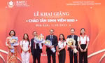Sinh viên hạnh phúc nhận học bổng trong ngày khai giảng
