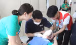 Bệnh viện ĐH Y Dược Buôn Ma Thuột khám, tư vấn chăm sóc răng miệng cho trẻ bại não