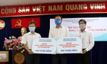 Ông Lê Văn Minh - Chủ tịch Công đoàn (phải) và ông Phạm Việt Anh – Phó trưởng Ban Truyền thông (trái) đại diện EVNHCMC trao 400 triệu đồng ủng hộ 2 tỉnh Bắc Giang, Bắc Ninh phòng chống dịch Covid. Ảnh: Chi Lan 