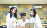 Nhóm học sinh cùng thảo luận bài tập nhóm tại giảng đường của Vinschool