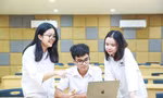 Nhóm học sinh cùng thảo luận bài tập nhóm tại giảng đường của Vinschool