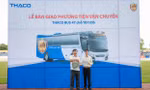 Đại diện Thaco trao chìa khoá tượng trưng cho CLB bóng đá Quảng Nam