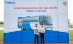 Đại diện Thaco trao chìa khoá tượng trưng cho CLB bóng đá Quảng Nam