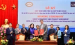 Bà Nguyễn Thị Hồng - Thống đốc Ngân hàng Nhà nước Việt Nam và ông Andrew Jeffries - Giám đốc Quốc gia ADB tại Việt Nam ký kết Hiệp định dự án