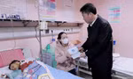 Tặng thẻ BHXH cho bệnh nhân nghèo gặp khó dịp Tết Nguyên đán