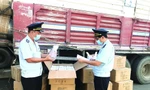 Công chức Cục Hải quan kiểm tra hàng hóa nhập khẩu