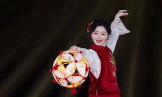 Mao Hiểu Đồng khoe tạo hình đẹp như búp bê thiên sứ tại Gala Tết Nguyên đán 2026 của CCTV