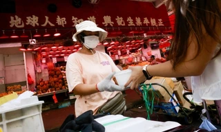 Thiếu nữ Hồng Kông nuôi dưỡng các 'bà già bìa cứng' trong thành phố đang 'gây sốt' trên Instagram