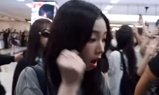 Karina của Aespa, 'nữ hoàng mạng xã hội' tạo 'bão' dù chỉ là chi tiết nhỏ