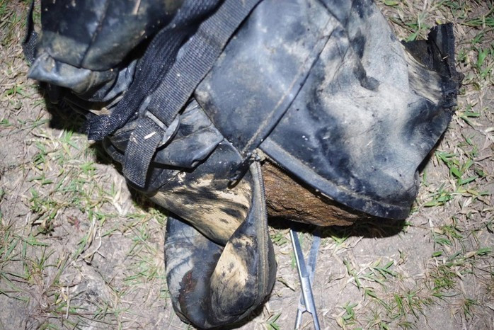 Trên lưng tử thi có đeo ba lô chứa tảng đá nặng khoảng 20 kg