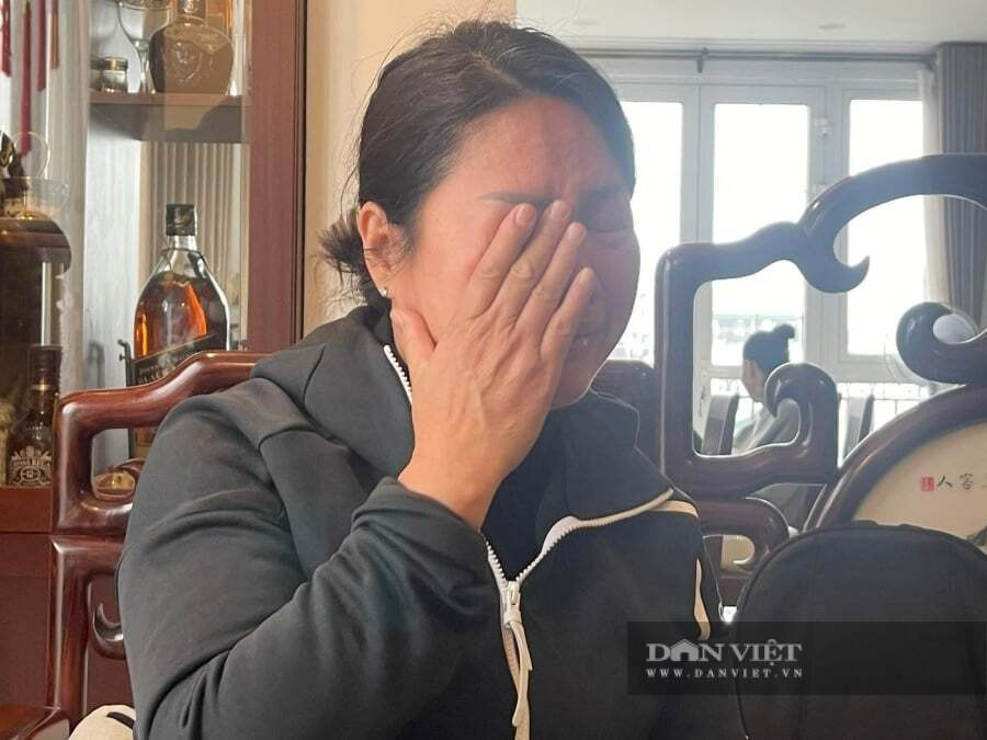 Bà Dung bật khóc sau khi chứng kiến hình ảnh mẹ nhiều lần bị bạo hành. Ảnh: Gia Khiêm