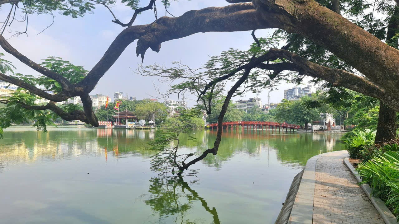 Hồ Gươm không chỉ là "trái tim" Hà Nội, mà còn là "bản sắc" cần được nuôi dưỡng liên tục.
