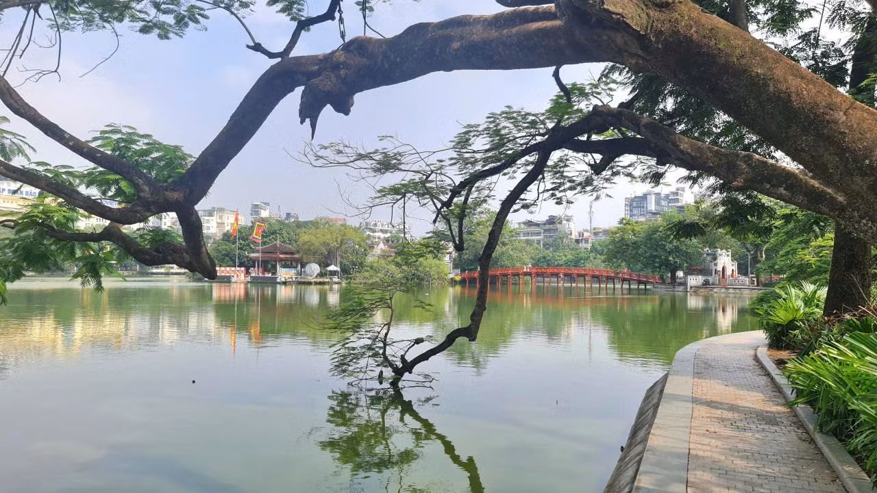 Hồ Gươm không chỉ là "trái tim" Hà Nội, mà còn là "bản sắc" cần được nuôi dưỡng liên tục.