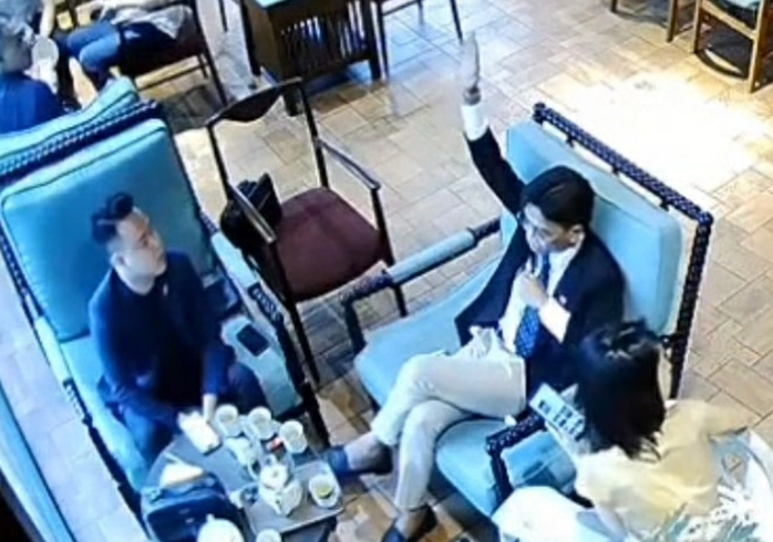 Hình ảnh nam thanh niên giơ tay lên trời. Ảnh cắt từ clip