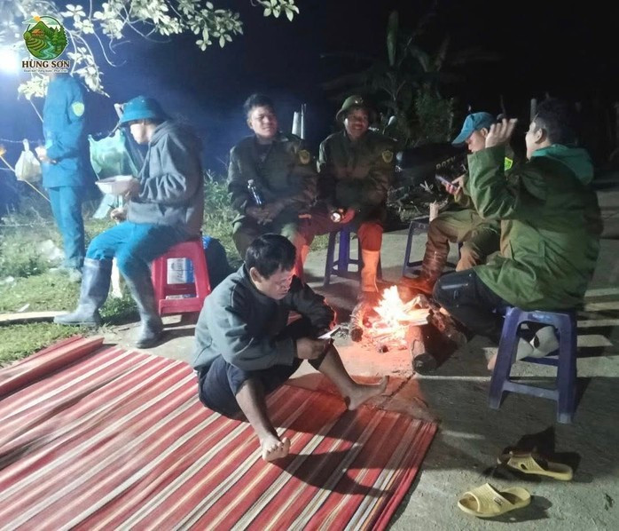 Tối 14-11, khu vực sạt lở trời lạnh xuống 14 độ, lực lượng chức năng phải đốt lửa sưởi ấm (Ảnh: xã Hùng Sơn)