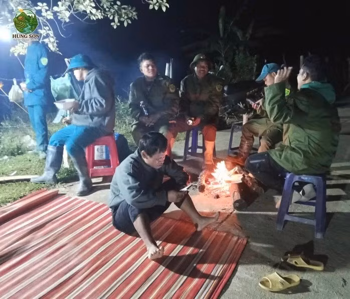 Tối 14-11, khu vực sạt lở trời lạnh xuống 14 độ, lực lượng chức năng phải đốt lửa sưởi ấm (Ảnh: xã Hùng Sơn)