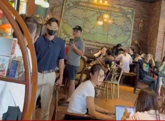 Nam thanh niên đeo khẩu trang đến xin lỗi song không được chấp nhận. Ảnh cắt từ clip