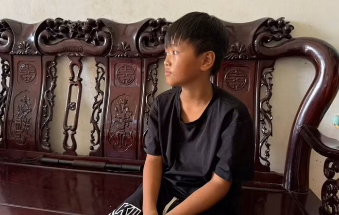 Cháu Vũ Hồng Phong, người hùng "nhí" lao xuống kênh cứu bé trai. Ảnh: Toàn Phan