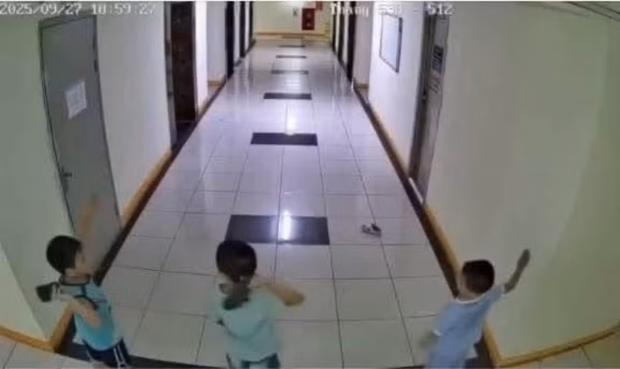Hình ảnh 3 bé trai ném dép thi làm gãy vòi phun nước cứu hoả khiến 2 thang máy bị hư hỏng.
