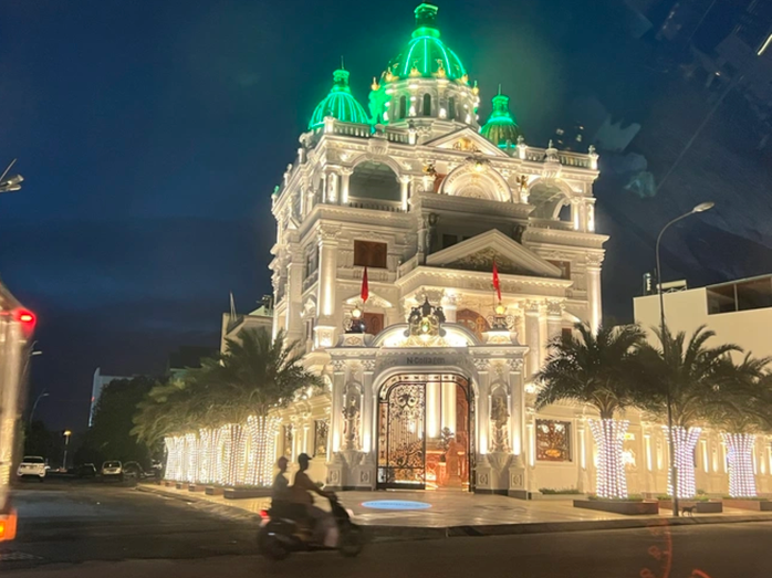 Bên ngoài dinh thự về đêm