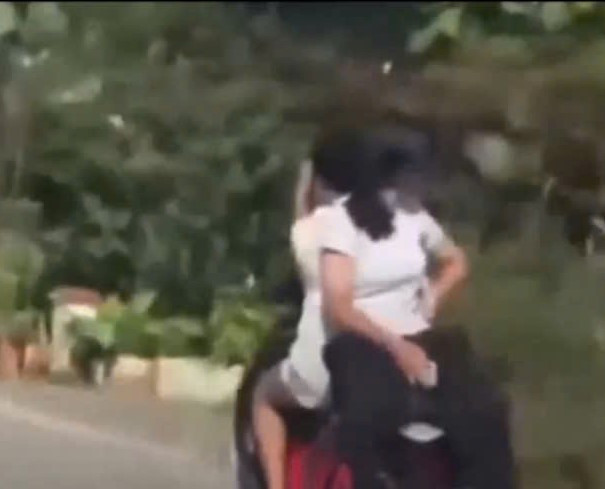 Hình ảnh 2 nữ sinh "làm xiếc" trên xe máy điện. Ảnh cắt từ clip