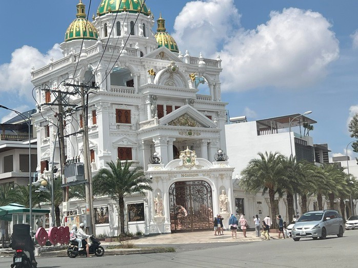 Bất chấp nắng gay gắt, nhiều người chụp ảnh trước dinh thự Ngân Collagen