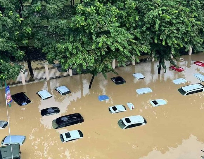 Nhiều xe ô tô ngập trong nước lũ. Nguồn: MXH