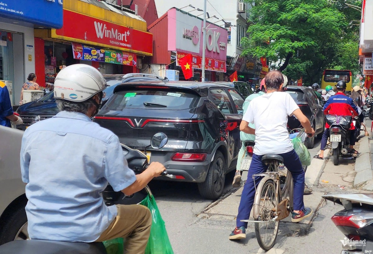 Giao thông xảy ra ách tắc cục bộ trên phố Đội Cấn khi lòng đường xảy ra sự cố. 4.jpg