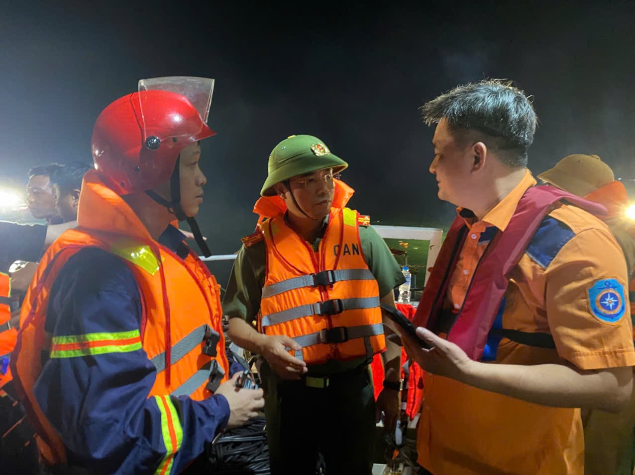 Đại tá Trần Văn Phúc Giám đốc Công an tỉnh Quảng Ninh chỉ đạo tại hiện trường trvp.jpg